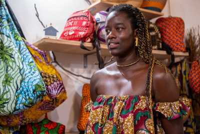 I coloratissimi abiti senegalesi di Nawa: �Sono fatti in "wax" ma i baresi li comprano solo d'estate�
